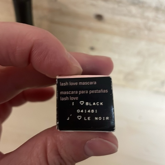 Mary Kay Lash Love Mascara - Intense Black - Picture 7 of 8